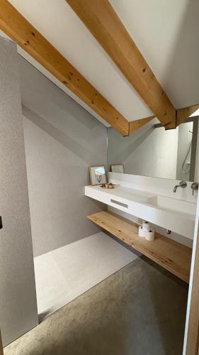 a room with white walls and wooden ceilings at La Francesa de Eriste in Sahun