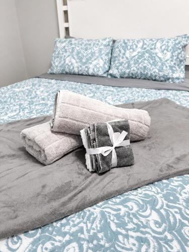 a pile of towels sitting on top of a bed at Downtown Houston Studio - Walk to Toyota Center in Houston