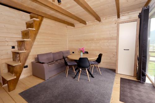 a dining room with a table and chairs at Diamond chalet in Ogrody