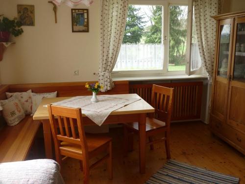 comedor con mesa, sillas y ventana en Wastlhof en Schorndorf