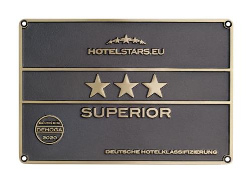eine Metalltafel mit vier Sternen und den Worten Superstar in der Unterkunft Hotel Cascade Superior in Düsseldorf