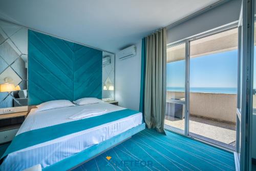 a bedroom with a bed and a large window at Hotel Meteor in Jupiter