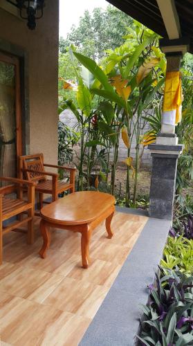 Jardín al aire libre en Trijaya Guest House Pemuteran