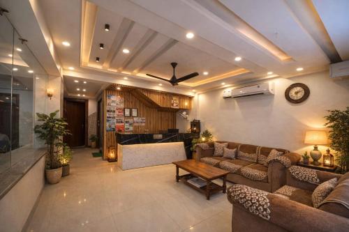 a living room with couches and a table at Sitara Premium Dhakad Gold, Near Lakshman Jhula, Tapovan in Rishīkesh