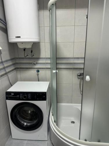 a washer and dryer in a small bathroom at Apartman VUKOVIĆ in Žabljak
