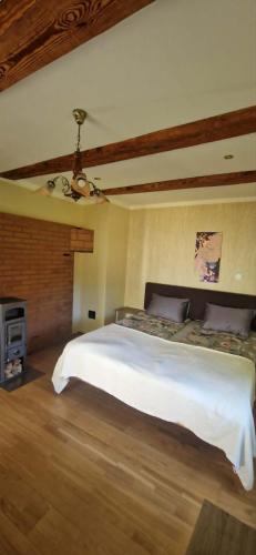 a bedroom with a white bed and a ceiling at Elva südalinna kodumajutus in Elva