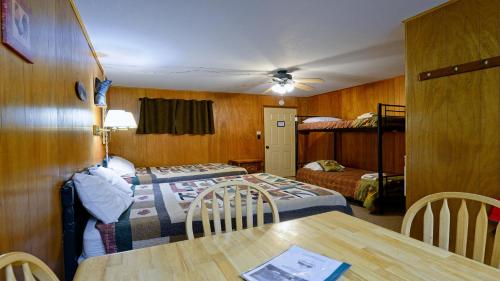 a room with two beds and a table and a bed at Arrowhead 17 in Red River