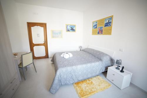 1 dormitorio con cama, mesa y espejo en La Casa dei Sogni, en Matera