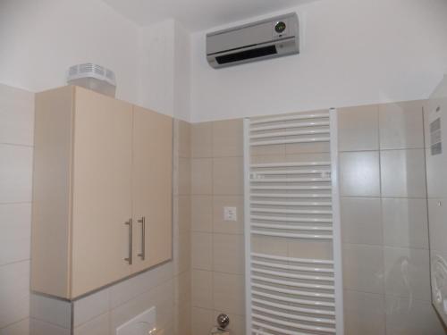 ザマールディにあるNemorosa Apartmanのバスルーム(シャワー、天井ファン付)