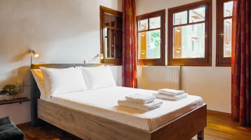 a bedroom with a bed with towels on it at Villa Hill in Tríkala