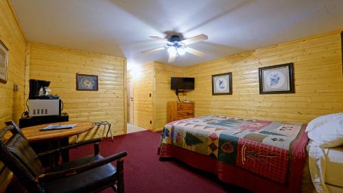 a bedroom with a bed and a ceiling fan at Arrowhead 09 in Red River