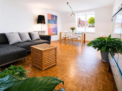 a living room with a couch and a table at SCHEE Panorama Apartment - ideal für Gruppen und Familien in Nördlingen