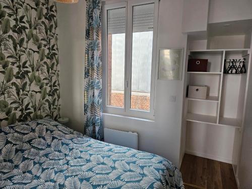 a bedroom with a bed and a window at Le coeur de Mers in Mers-les-Bains
