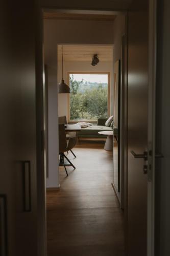 a hallway with a room with a table and a window at Natururlaub by Klotz TINY HAUS b in Überlingen
