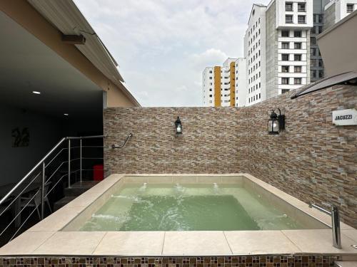 a jacuzzi tub in a brick wall at Hotel Roosevelt Plaza in Cali