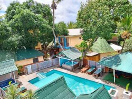 an overhead view of a swimming pool and a house at Les Gites de Kribi in Kribi