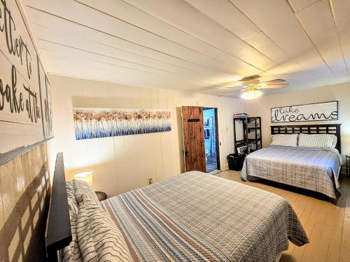 a bedroom with two beds in a room at Edgewater Resort Cottage #1 in Hot Springs