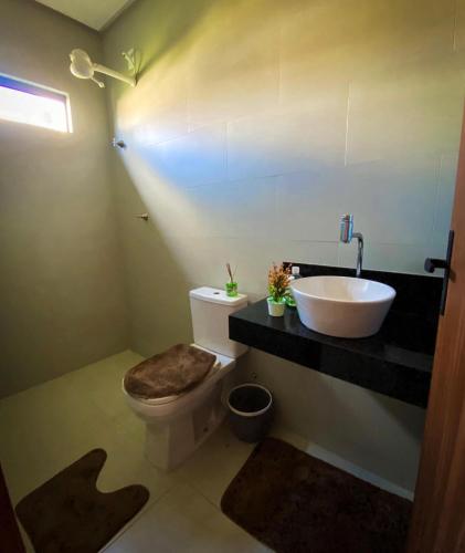 a bathroom with a toilet and a sink at Espaço Sonhos da Serra in Bananeiras