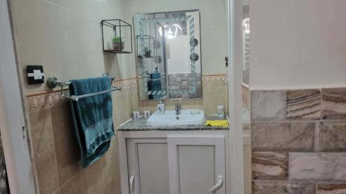 a bathroom with a sink and a mirror at Location salamandre in Mostaganem