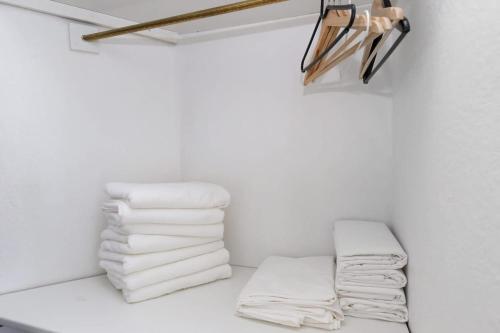 a room with a pile of towels on a shelf at Central Jylland Suite in Aalborg