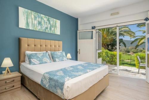 ein Schlafzimmer mit einem Bett und einem großen Fenster in der Unterkunft Sami View Studios in Sami