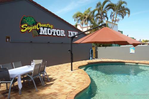 a patio area with a patio table and chairs at Sugar Country Motor Inn in Bundaberg