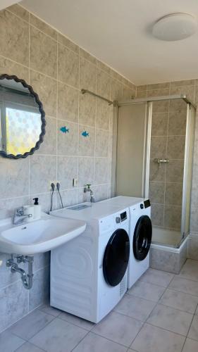 a bathroom with a washing machine and a sink at Worker's Dream Apartment in Kirchenlamitz