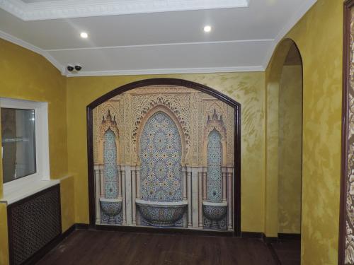Pokój ze ścianą z ozdobnymi drzwiami w obiekcie Hotel Uyut in Kovrov w mieście Kowrow