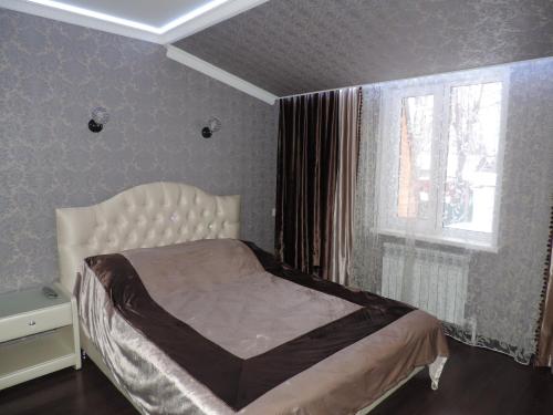 a bedroom with a bed and a window at Hotel Uyut in Kovrov in Kovrov