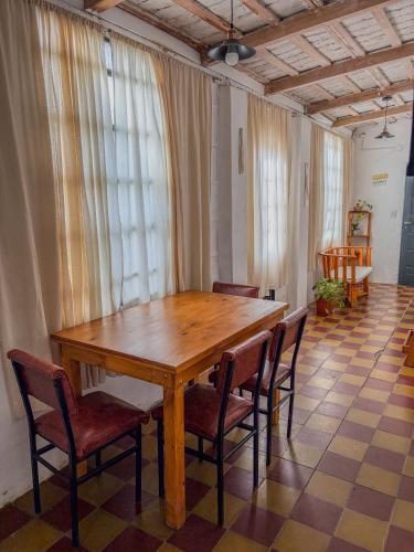 a wooden table and chairs in a room at La casa de Angélica in Gualeguaychú