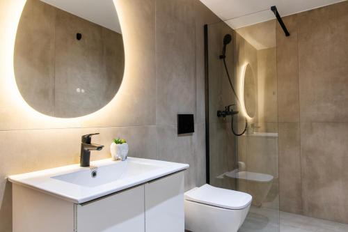 Julia Modern Studio with Balcony & Close to Monastiraki