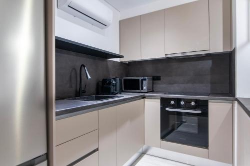 Julia Modern Studio with Balcony & Close to Monastiraki