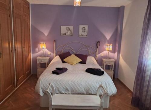 a bedroom with a bed with two towels on it at Oasis Segovia in San Cristóbal de Segovia