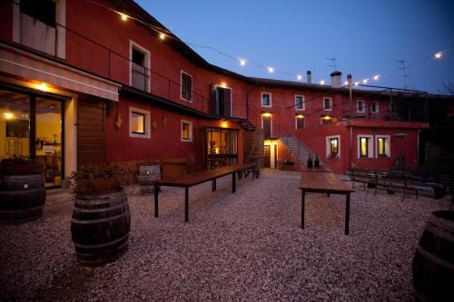 dziedziniec budynku ze stołami i ławkami w obiekcie Agriturismo Frascje Dai Spadons w mieście Pradamano