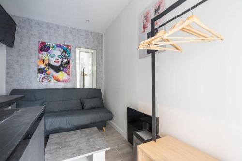 Charming Small Studio by trocadero