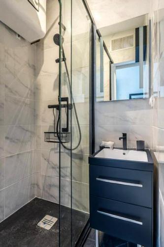 Charming Small Studio by trocadero