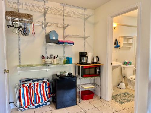 a room with a kitchen with a microwave at Bears' Place Guest House in Kailua-Kona