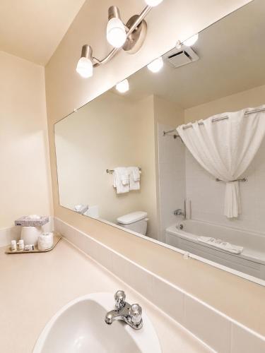ein Badezimmer mit Waschbecken und Spiegel in der Unterkunft Travelodge by Wyndam Chetwynd in Chetwynd