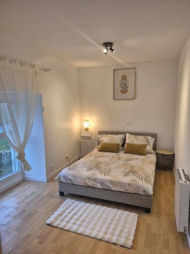 a bedroom with a bed and a window at chic apartment and zen in Chauray