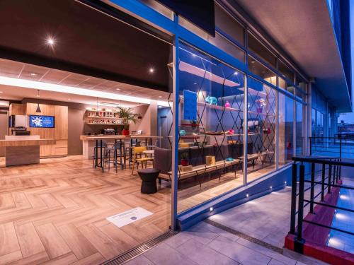 a view of a restaurant with a bar in a room at ibis Chia in Chía