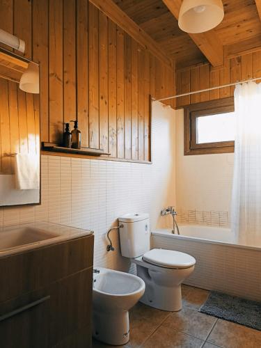 a bathroom with a toilet and a bath tub at Landscape Casa de Madera in Tarragona