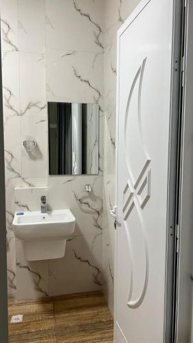 a bathroom with a sink and a mirror at فندق الحزم الرستاق Alhazm Hotel Alrustaq in Ḩazm