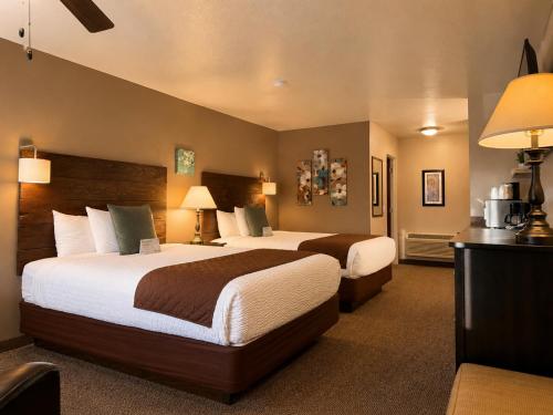 a hotel room with two beds and two lamps at Mountain View Lodge in Chelan