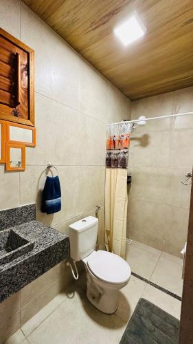 a bathroom with a toilet and a sink and a shower at Recanto nas Montanhas em Mulungu in Mulungu