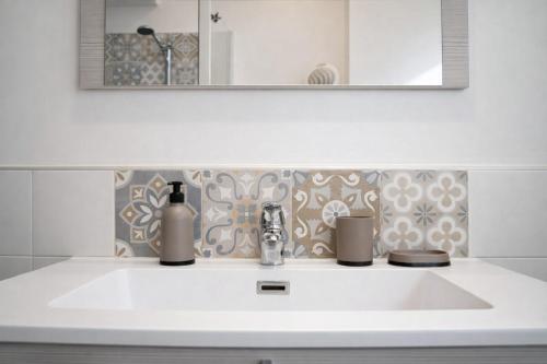 Elegant 2-Bedroom Near Metro, Walk to Colosseum