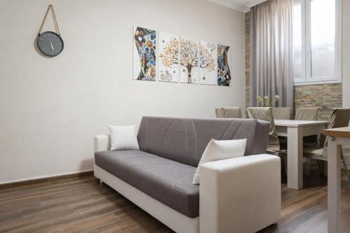 Elegant 2-Bedroom Near Metro, Walk to Colosseum