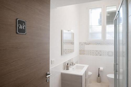 Elegant 2-Bedroom Near Metro, Walk to Colosseum