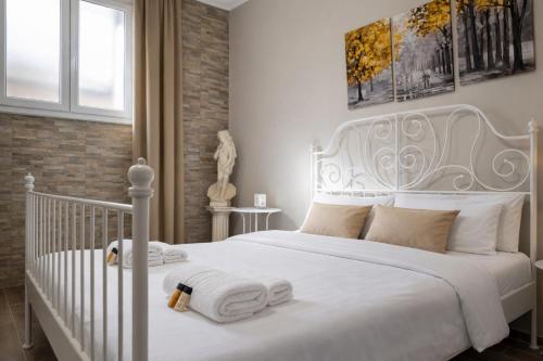 Elegant 2-Bedroom Near Metro, Walk to Colosseum