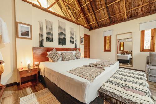 ein Schlafzimmer mit einem großen Bett in einem Zimmer in der Unterkunft Tay Beach Hotel Tayrona in Buritaca