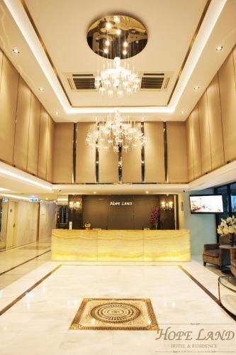 a lobby with a chandelier and a dance floor at Hope Land Hotel Sukhumvit 8 in Bangkok
